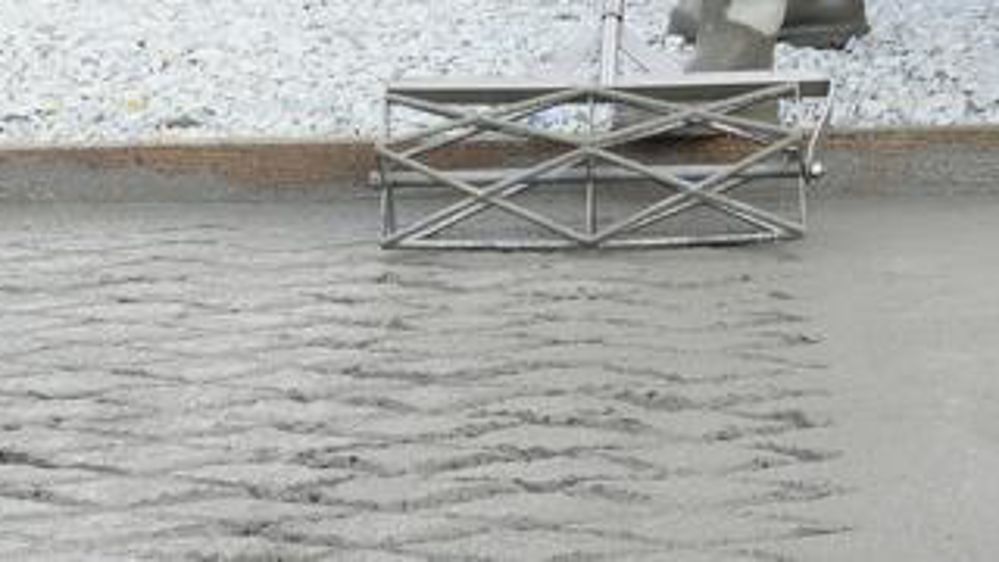 Bouchardage en losange. L’impression se fait à l’aide d’un rouleau, par des mouvements de va-et-vient, sur un béton taloché ni trop frais ni trop sec pour des rainures bien marquées.